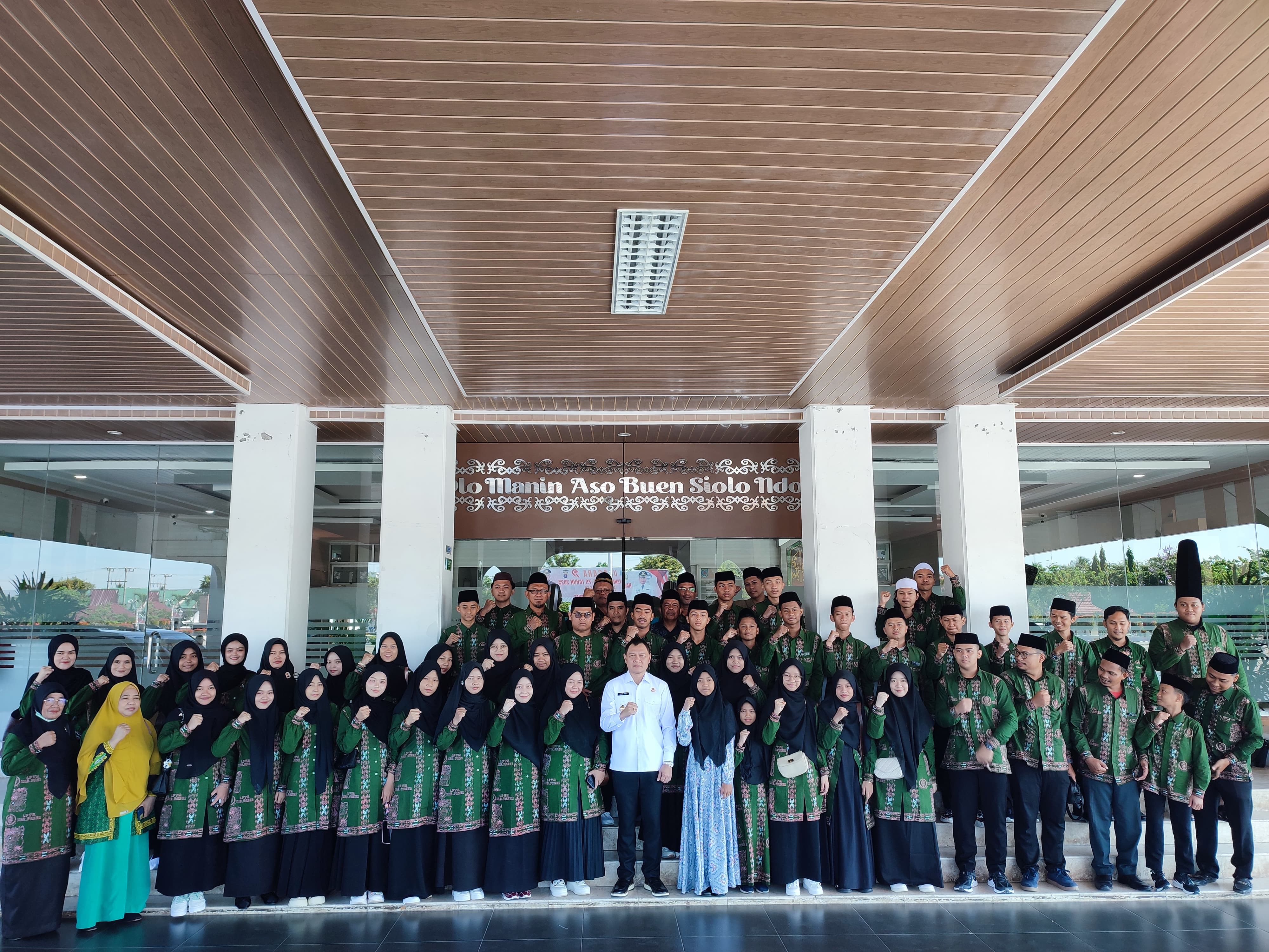 TARGET JUARA: Bupati Fahmi Fadli melepas kafilah Paser menuju MTQ tingkat provinsi.