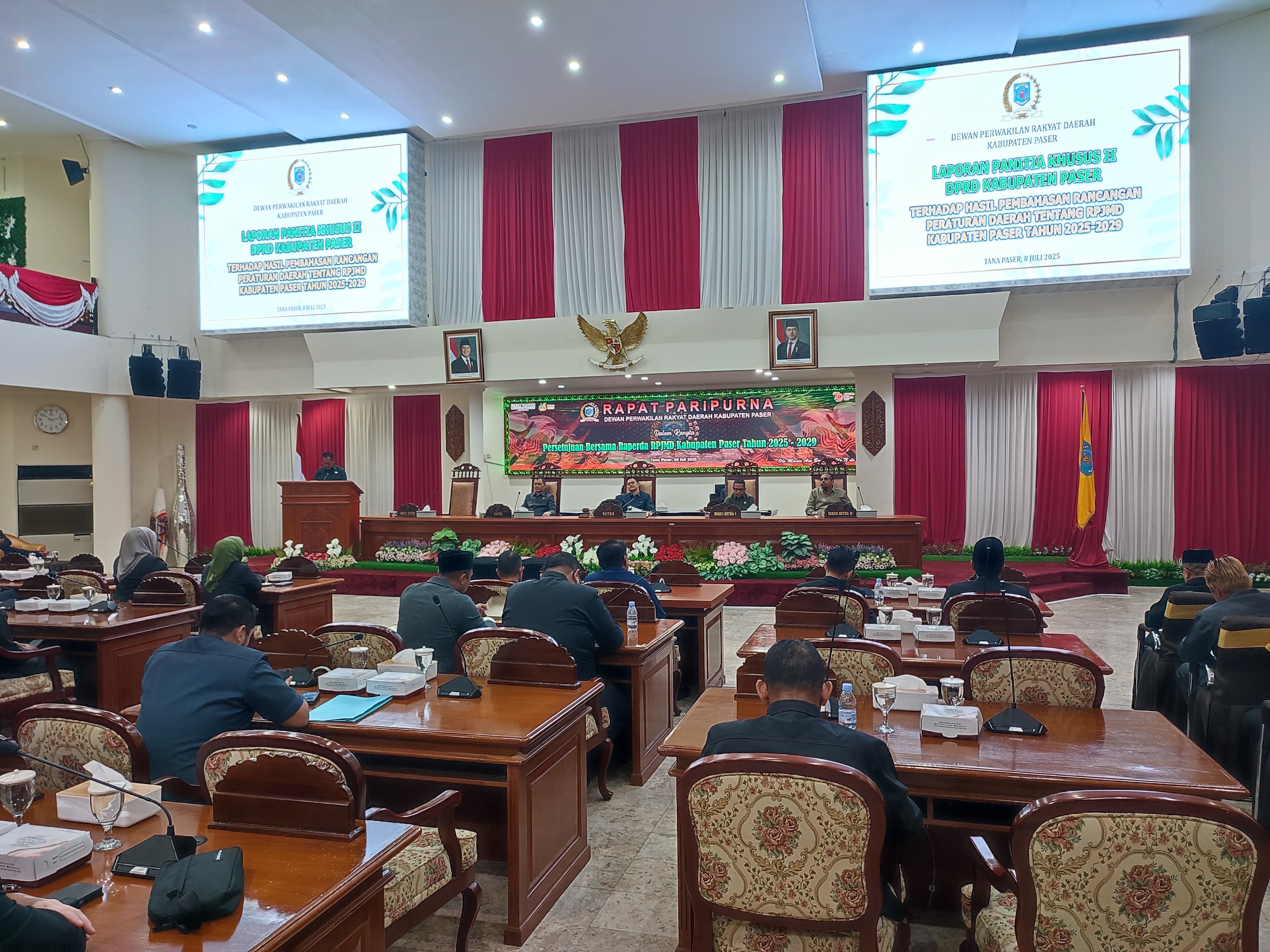 Anggota DPRD Paser saat menyampaikan paparan terhadap Raperda RPJMD di rapat paripurna, Selasa (8/7/2025).