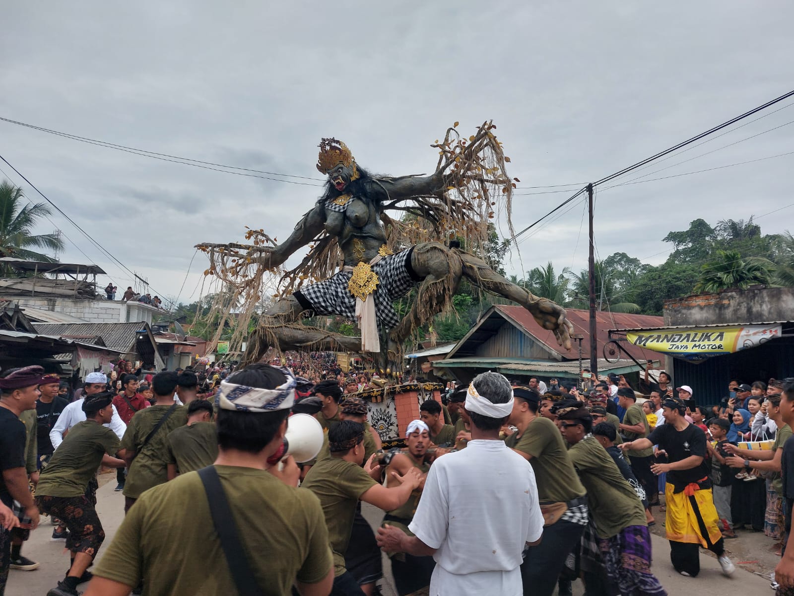 KEARIFAN LOKAL: Ogoh-ogoh di Desa Kerta Buana, Tenggarong Seberang.