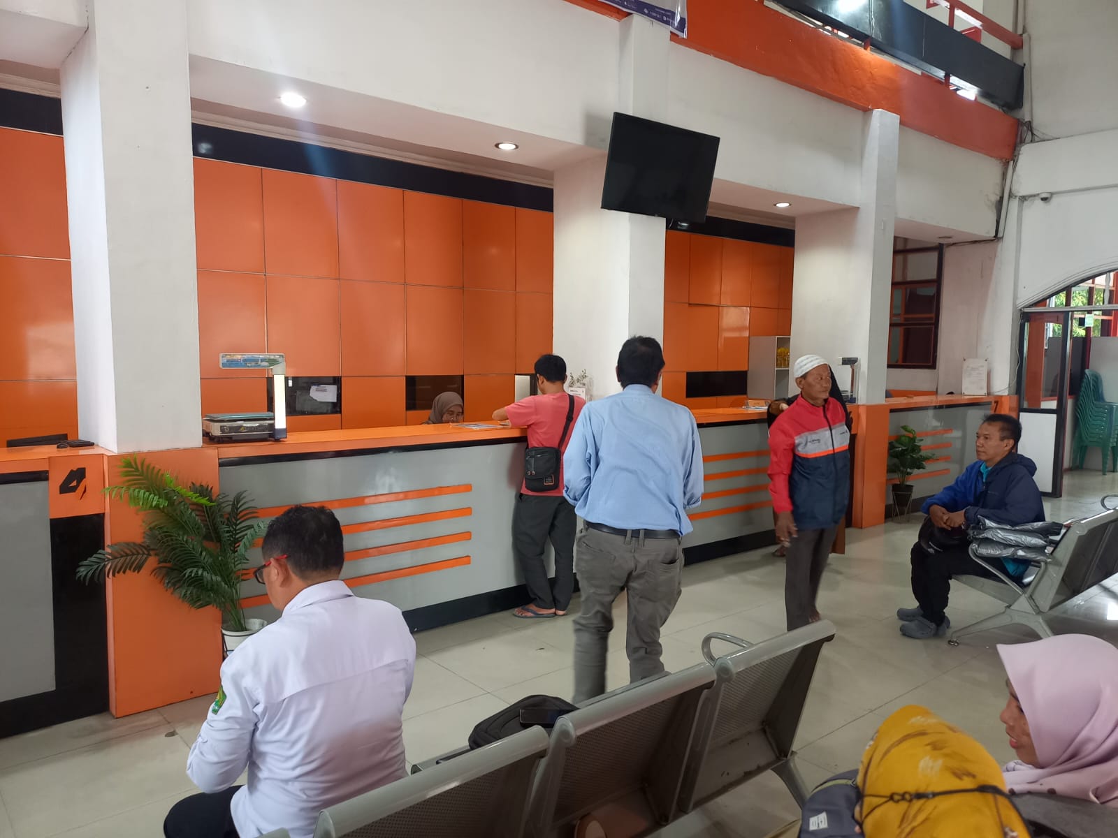 DISALURKAN: Terhitung sejak 7 Juli, lebih dari lima ribu warga Samarinda telah mencairkan BSU di kantor pos. (EKO PRALISTIO/KP)