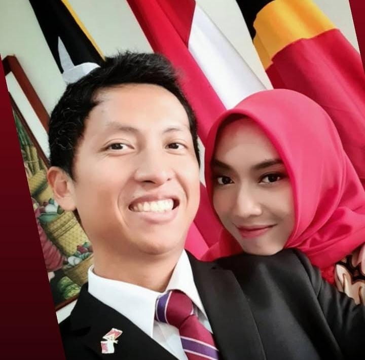 Arya Daru Pangayunan bersama sang istri.