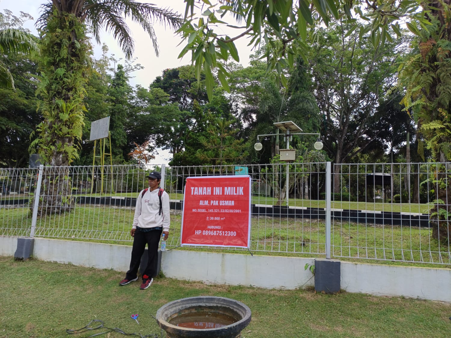 PASANG SPANDUK: Ahli waris almarhum Usman memasang spanduk klaim kepemilikan di sejumlah titik lahan di kawasan Perkantoran Bukit Pelangi, Kutai Timur.