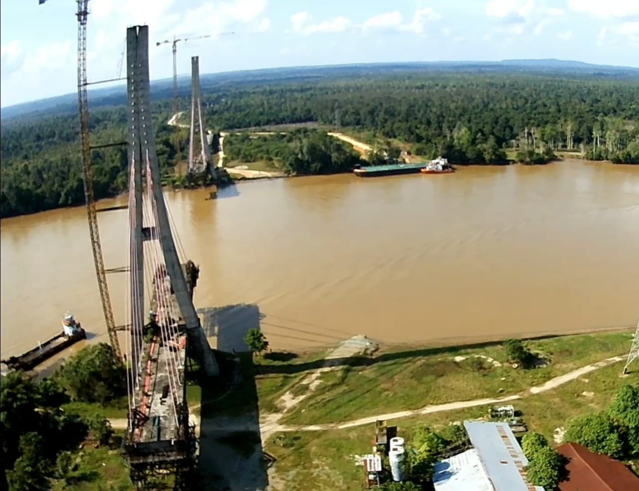 Jembatan Aji Tulur Jejangkat (ATJ) yang terbengkalai hampir satu dekade.
