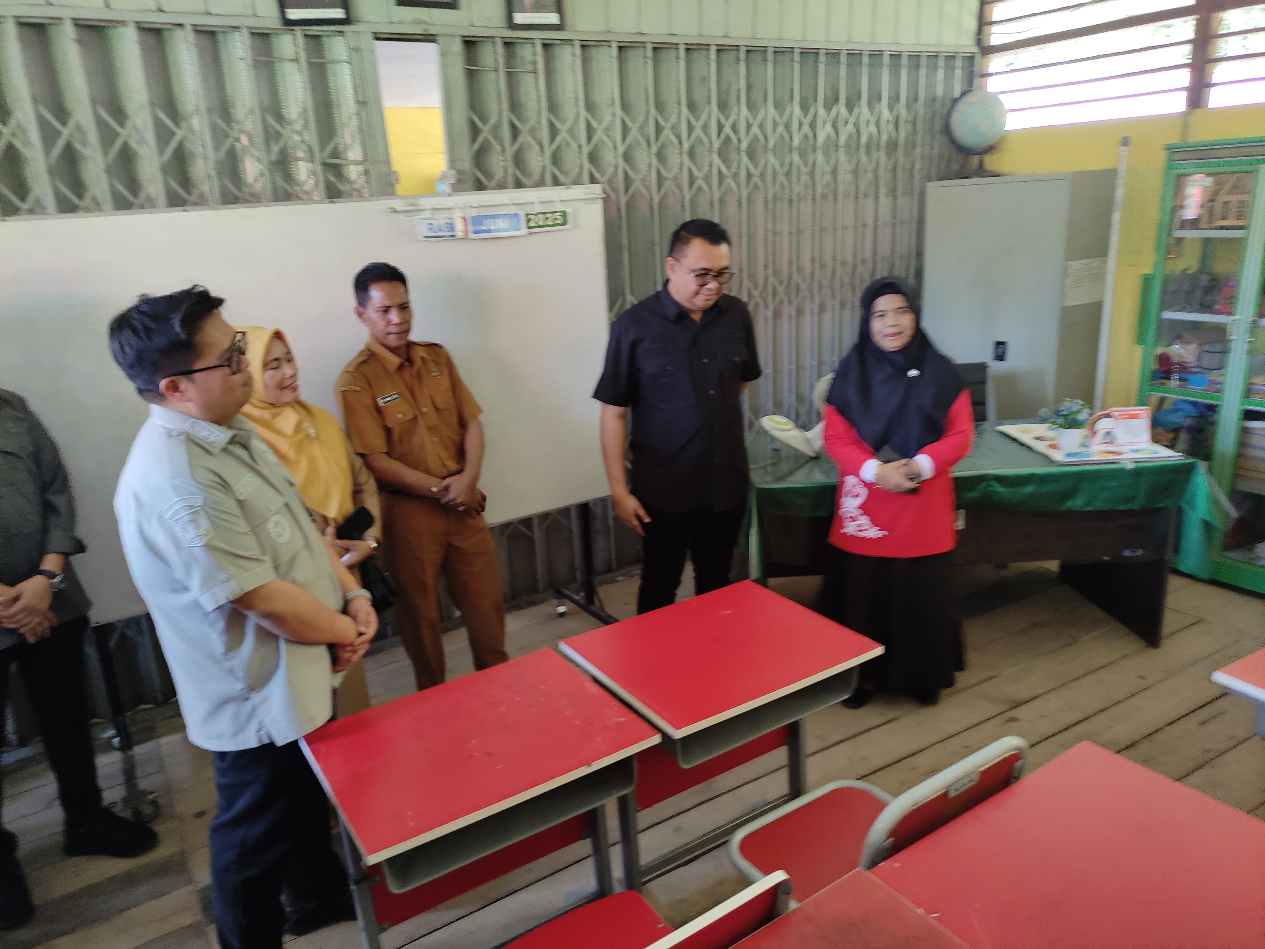 Bupati Kukar Aulia Rahman Basri dan Wakil Bupati Rendi Solihin berdialog dengan guru SDN 004 Tanjung Limau.