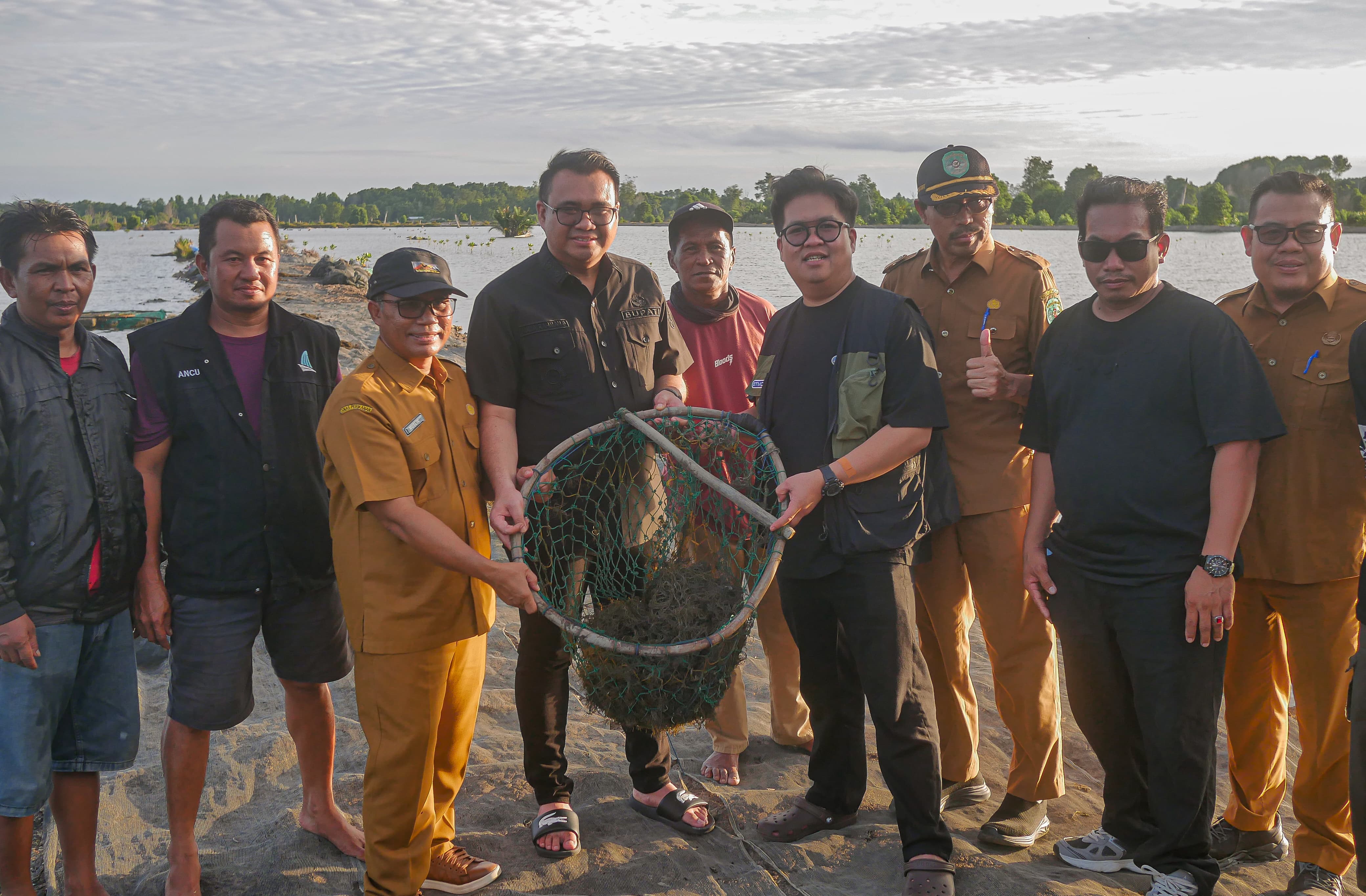 Bupati Kukar Aulia Rahman Basri (tengah) dan Wabup  Rendi Solihin (empat kanan), bersama kelompok nelayan Pokdakan Salo Sumbala Sejahtera usai panen rumput laut di Desa Muara Badak, Selasa (8/7).