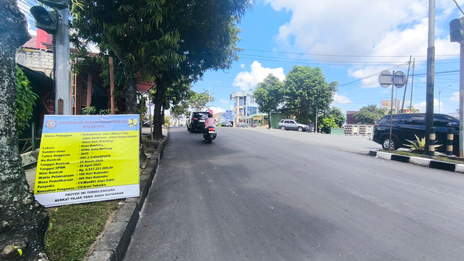 PROYEK: Dinas PUPRK Bontang melakukan pengaspalan di empat ruas jalan karena telah keropos.