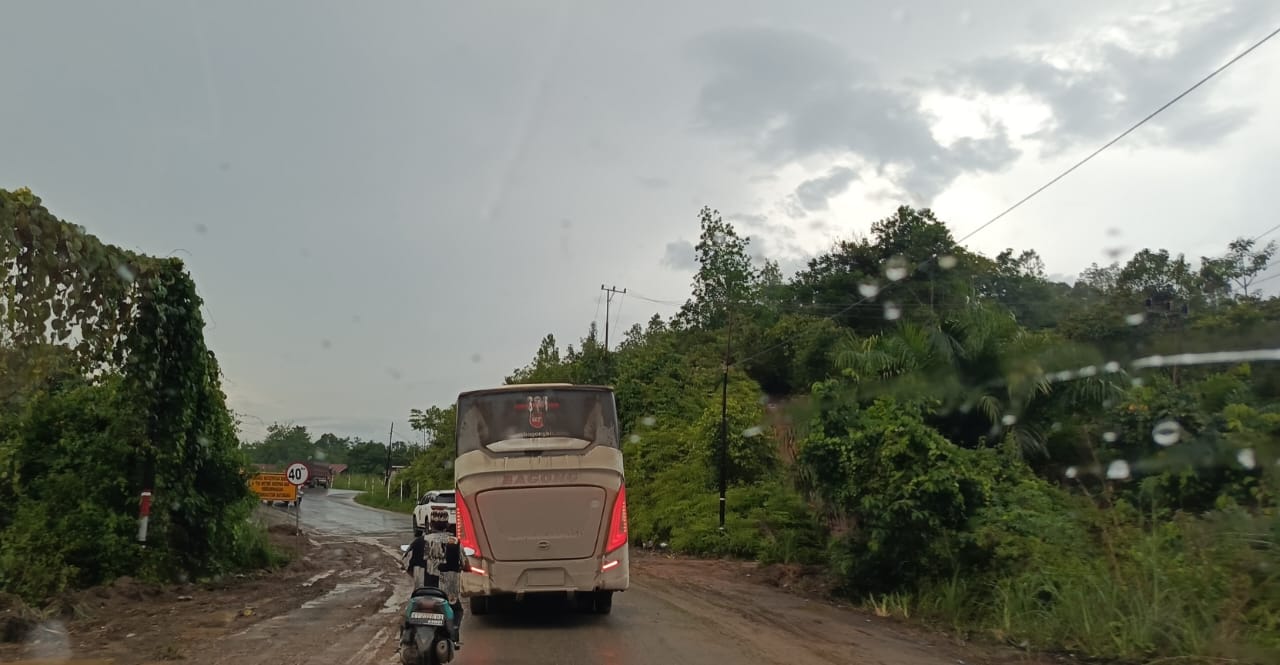 DIKELUHKAN: Kendaraan bus angkutan karyawan yang  keluar masuk kawasan perkotaan Kutai Barat mengambil karyawan.