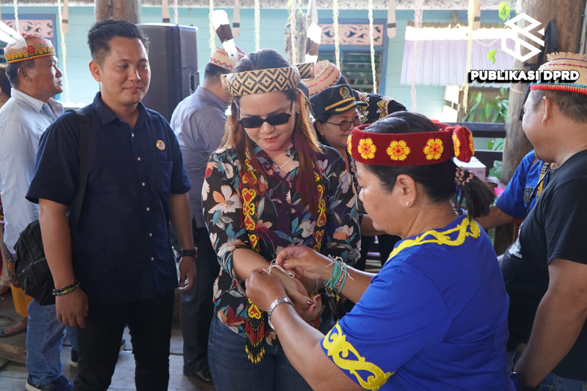 ADAT: Ketua DPRD Mahulu Devung Paran menerima lekuk gelang penyambutan saat tiba di Long Pahangai, Kamis (3/7).