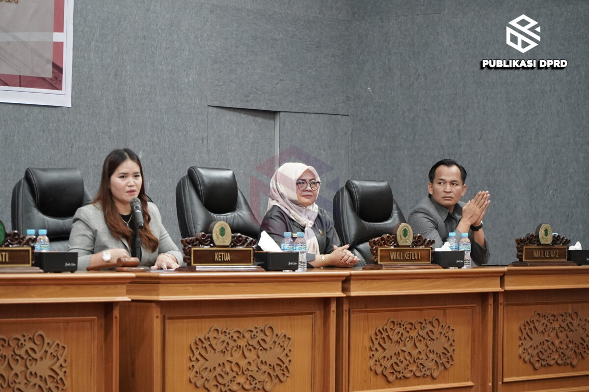 RAPAT: Ketua DPRD Mahulu Devung Paran saat memimpin rapat paripurna didampingi Wakil Ketua I Nor Lili Bulan dan Wakil Ketua II Desiderius Dalung Lasah, Senin (7/7).