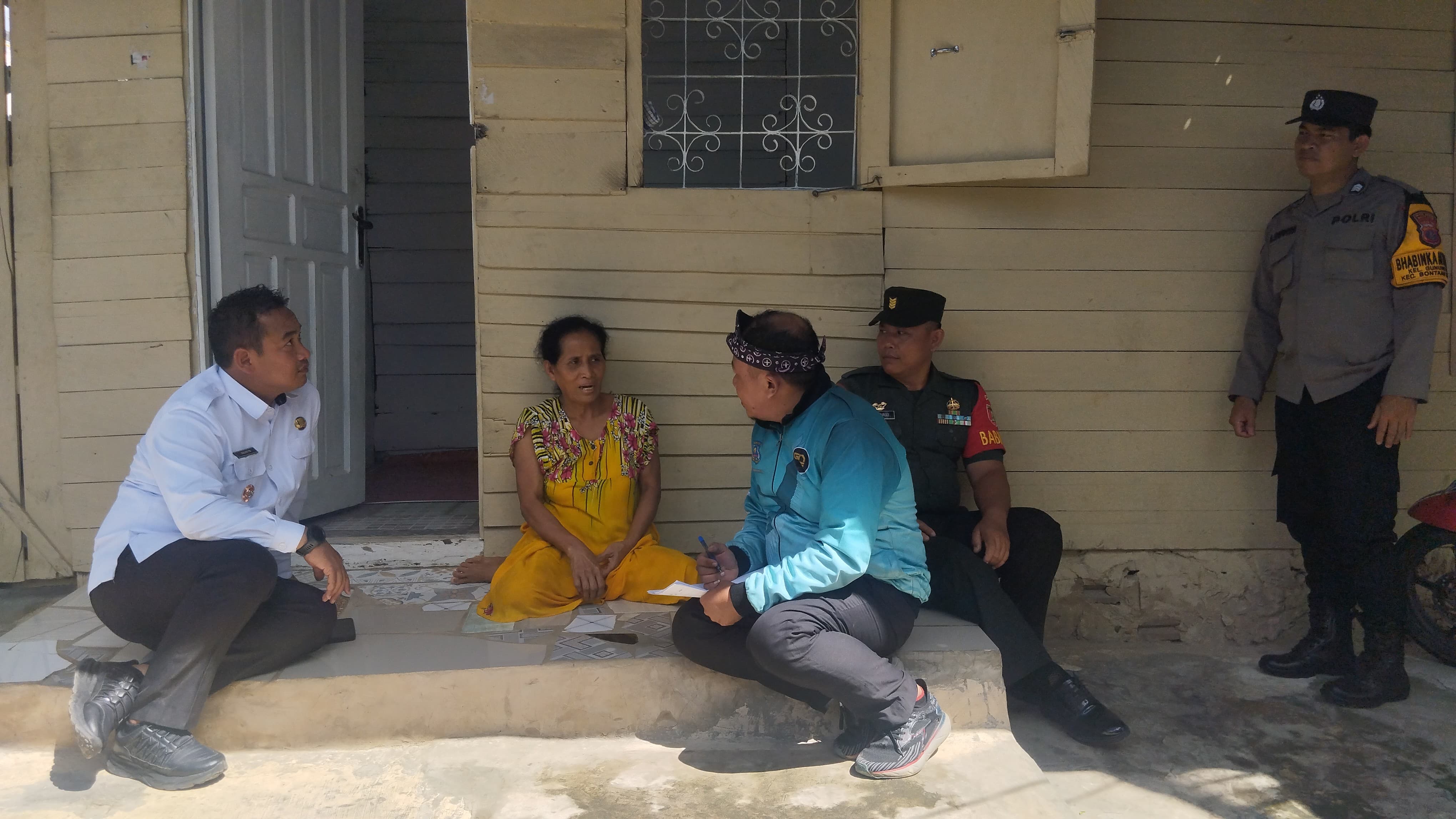 TURUN LAPANGAN: Lurah Gunung Elai Sulistyo melakukan verifikasi data warga miskin baik itu yang masuk DTKS maupun usulan baru secara langsung.