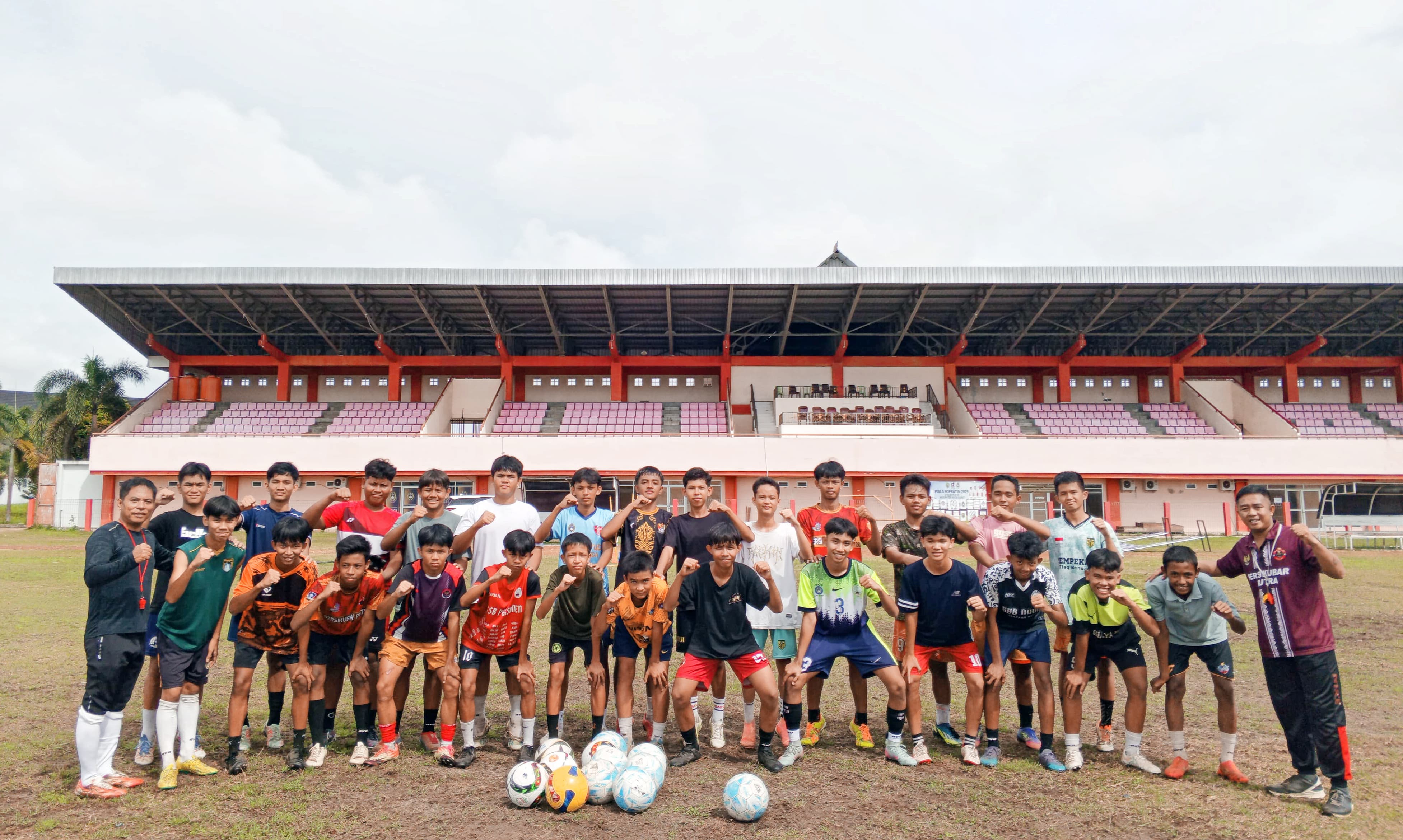 SEPAK BOLA: Tim Persikubar U-15 saat latihan di Stadion Swalas Gunaq Kubar.