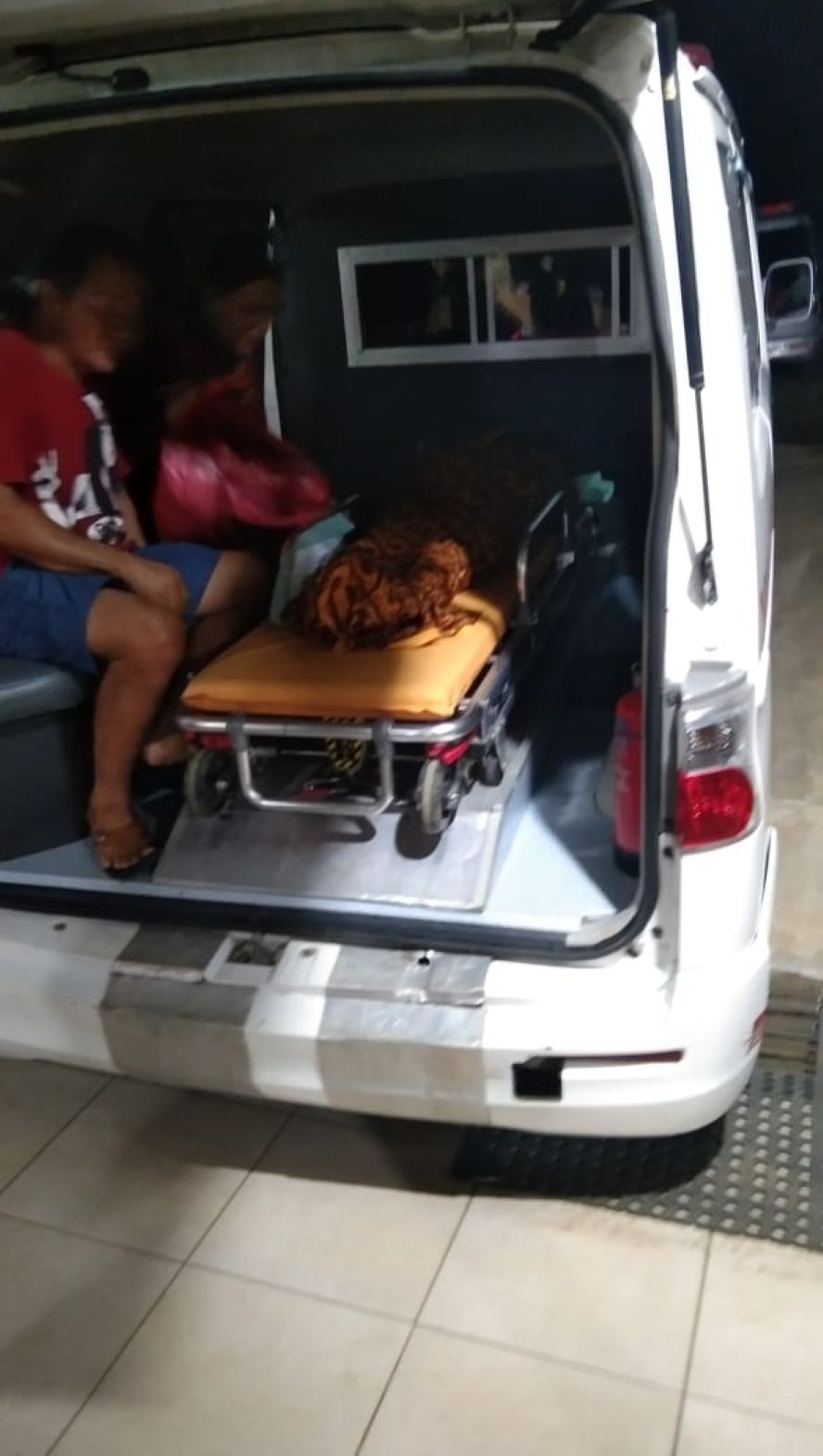 KECELAKAAN: Korban lakalantas saat dievakuasi ke rumah sakit.  &nbsp;