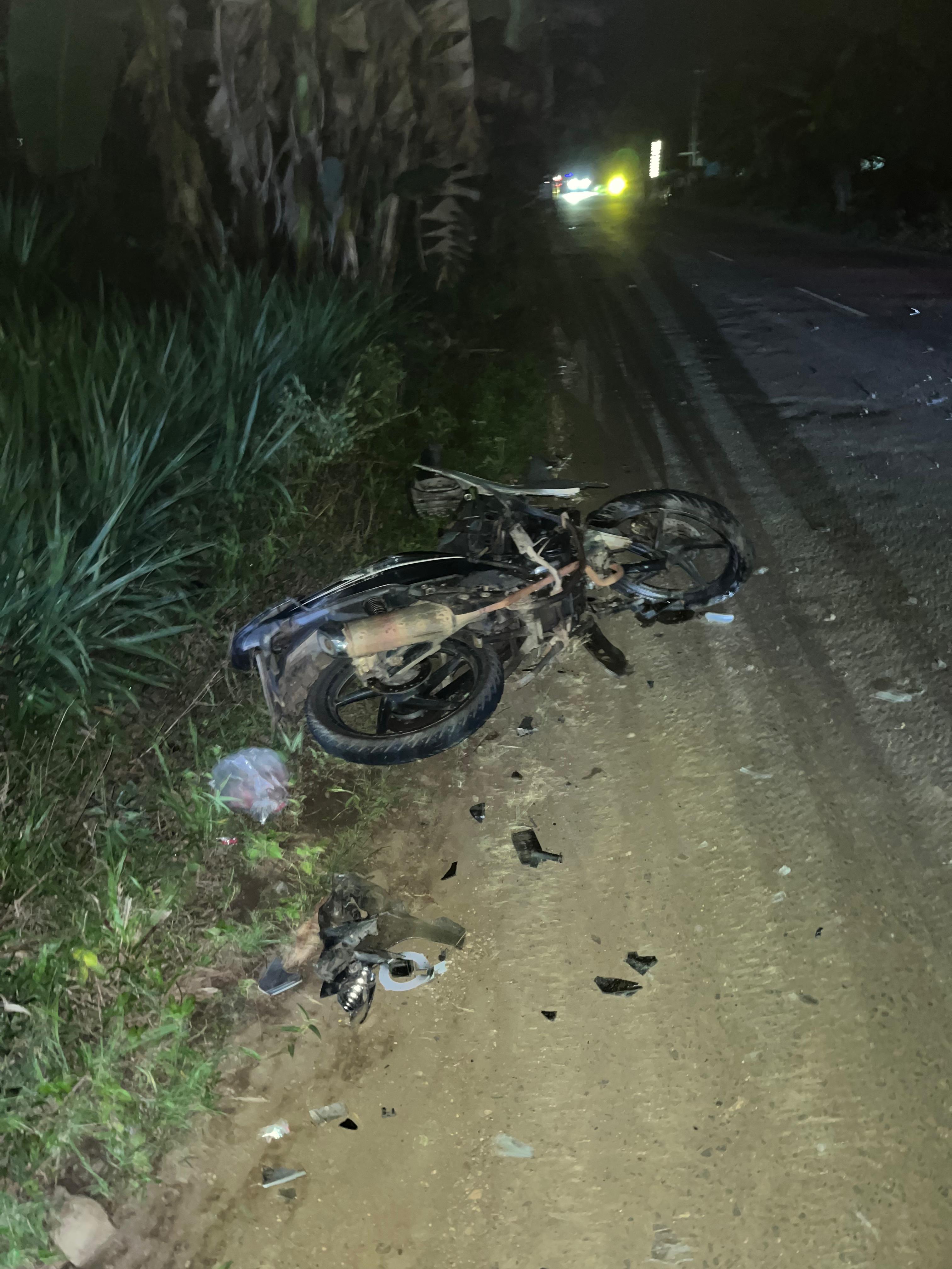 Sepeda motor yang digunakan korban hancur berantakan. (FOTO: IST)