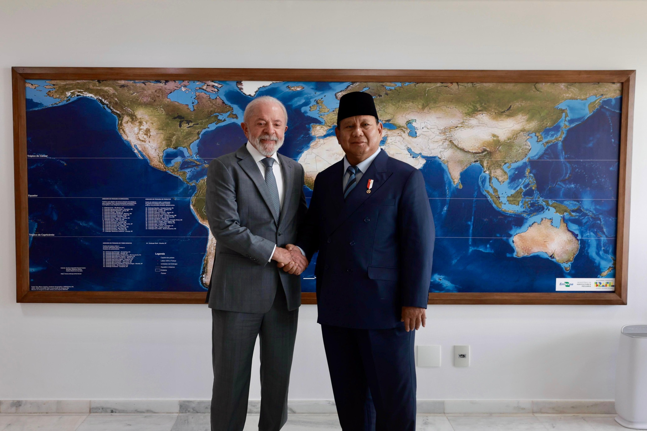 Presiden Prabowo Subianto berjabat tangan dengan Presiden Brasil Lula.