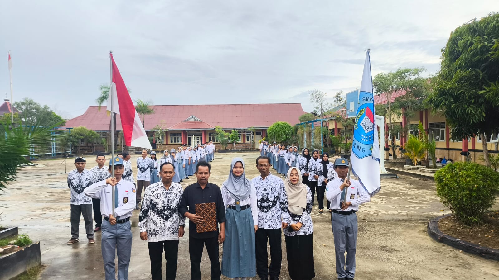 BIKIN BANGGA: Upacara pelepasan keberangkatan Putri Nur Azizah (tengah) di lapangan SMK Putra Bangsa, Bontang. (DWI KURNIAWAN NUGROHO/BONTANG POST)