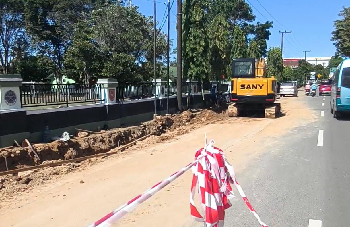 Perbaikan drainase di Jalan MT Haryono membuat SPBU Akawy sementara tidak melayani penjualan solar. (ADIEL KUNDHARA/KP)