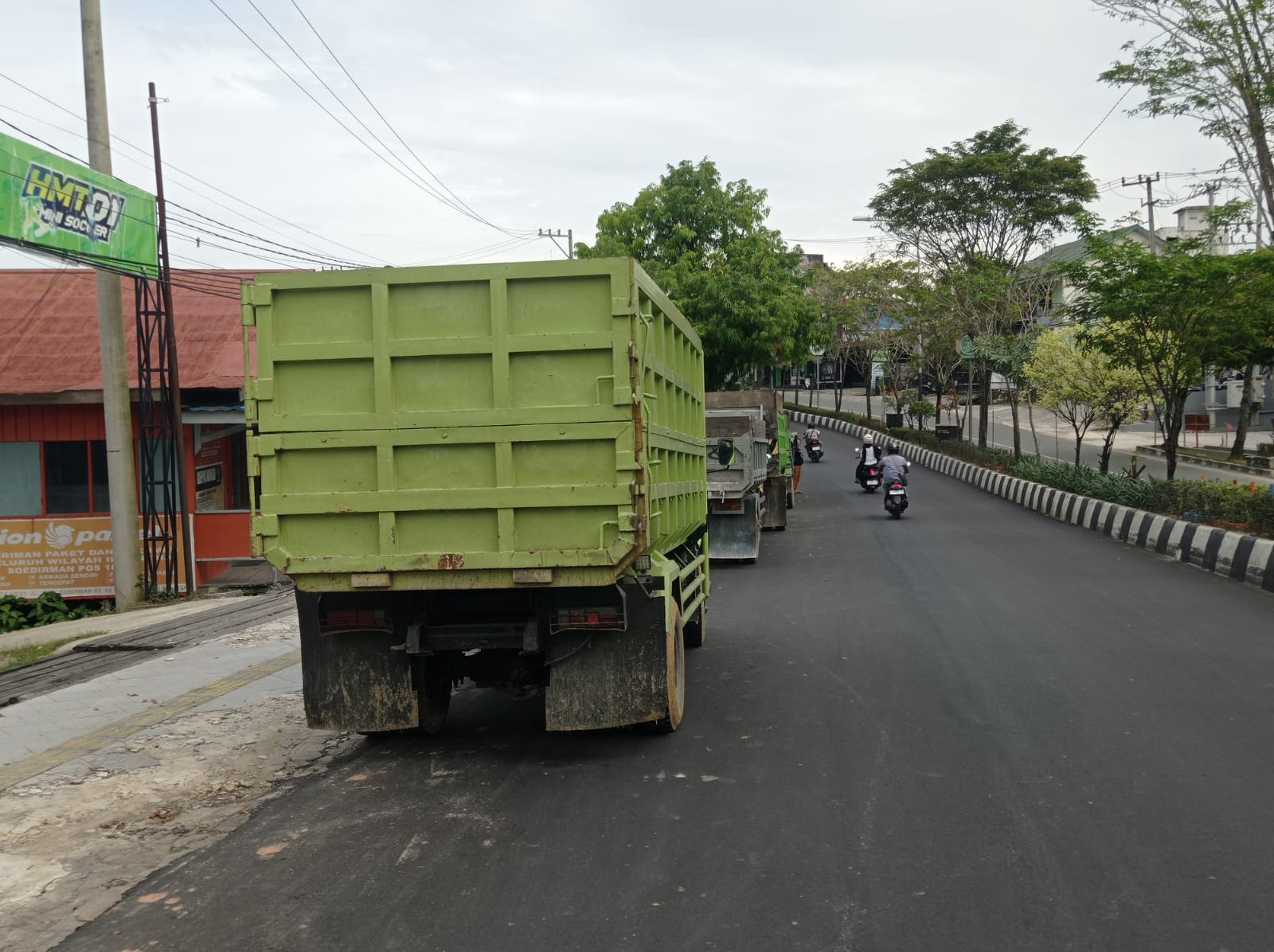 Truk di bahu jalan Jenderal Soedirman sedang mengantre untuk mendapatkan bahan bakar jenis solar bersubsidi. (ADIEL KUNDHARA/KP)