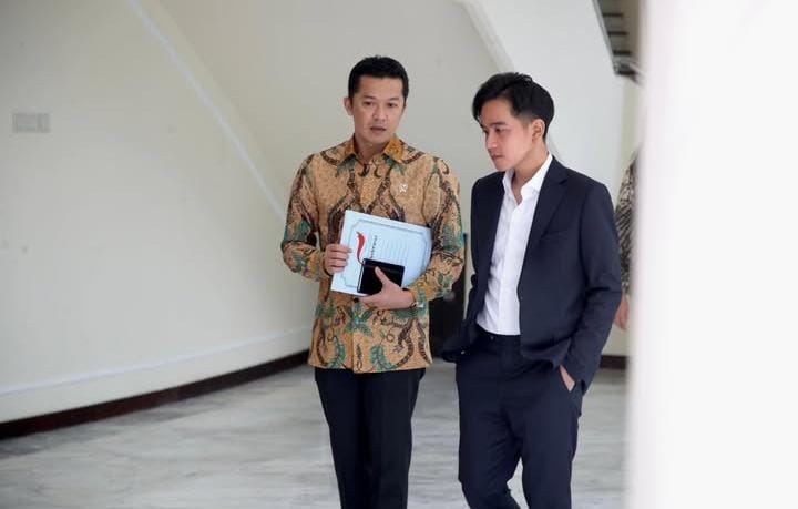 Taufik Hidayat saat mendampingi Wapres Gibran saat terima audiensi Komite Paralimpiade Nasional Indonesia.