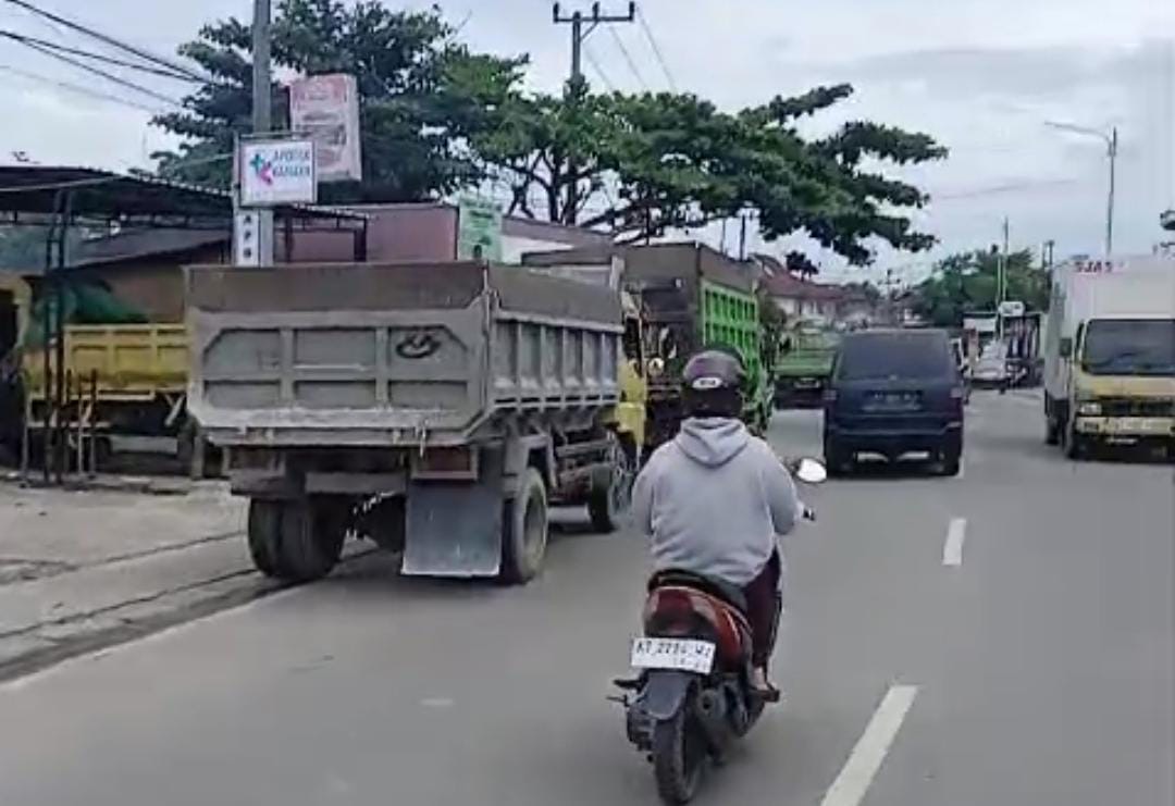 PANJANG: Antrean kendaraan truk yang mau mengisi solar menghiasi dua ruas jalan di wilayah Tanjung Laut.