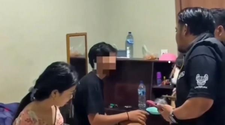 KENA RAZIA: Puluhan PSK diamankan petugas. Selain memasarkan online ada pula yang berada di penginapan menunggu tamu.
