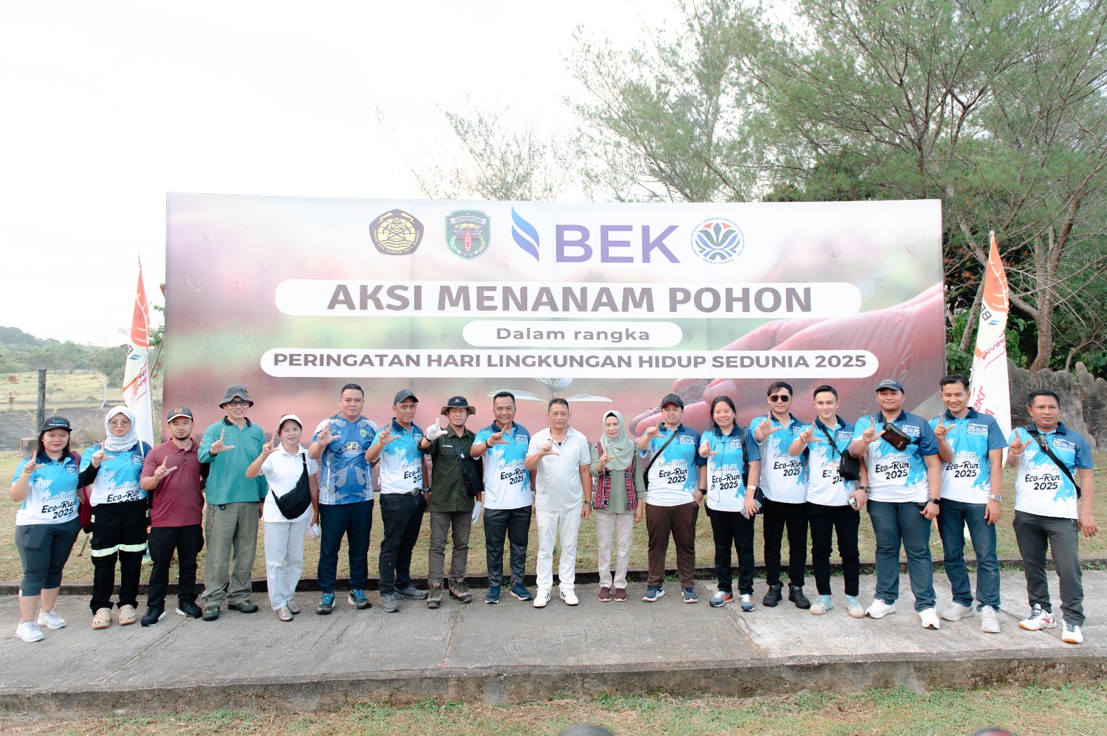 HIJAU: Wakil Bupati Kubar Nanang Adriani (putih) bersama manajemen PT BEK saat penanaman pohon di hutan kota.