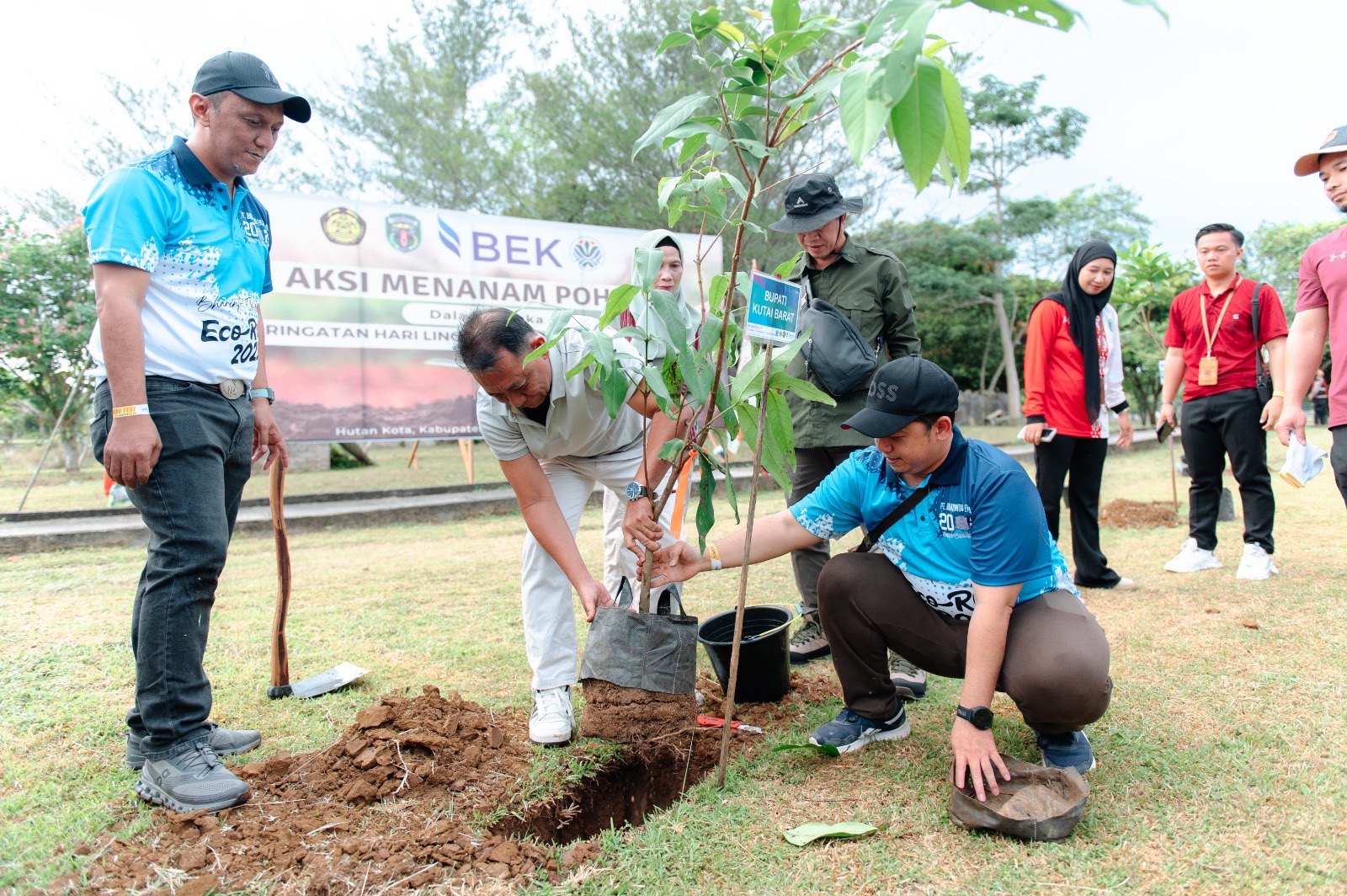 LINGKUNGAN: Jajaran managemen PT BEK dan Pemkab Kutai Barat dan pihak terkait saat melakukan penanaman pohon di hutan kota Sendawar.