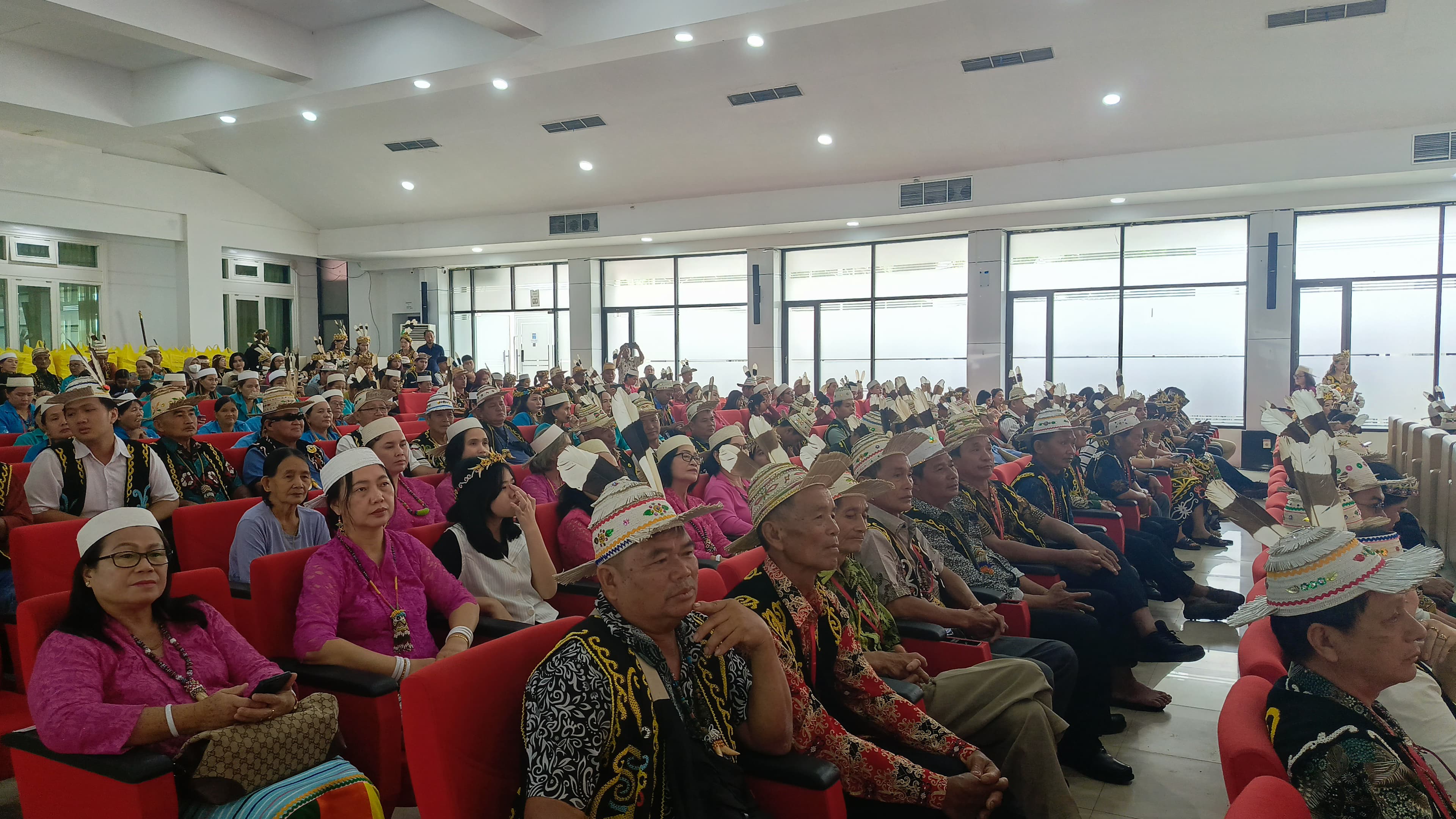 KEBERSAMAAN: Ratusan tokoh adat dan warga Dayak Kenyah Lepoq Tukung menghadiri Mubes IX dan Pekenoq Udip di Gedung Olah Bebaya, Komplek Kantor Gubernur Kaltim.