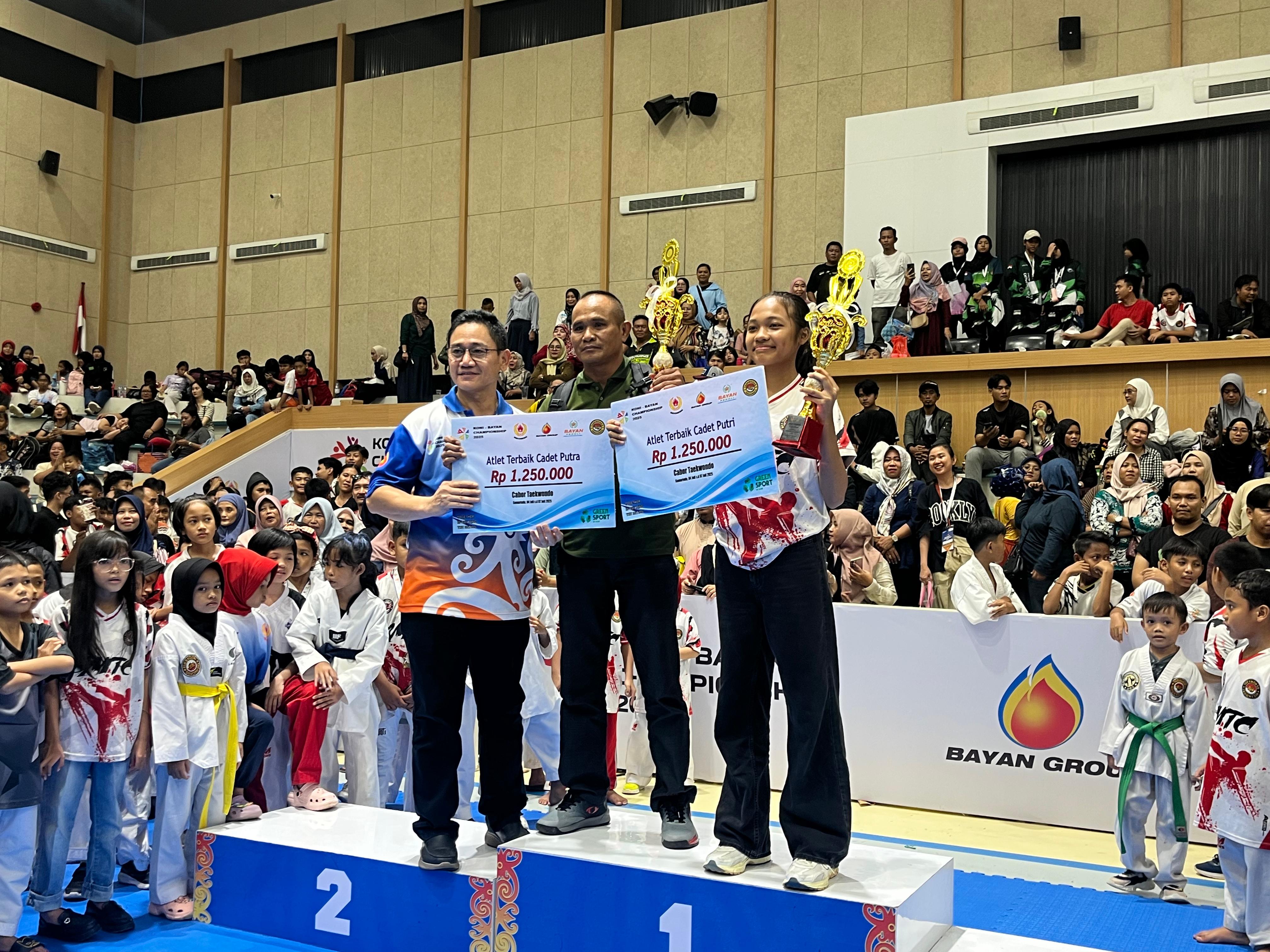 ATLET TERBAIK: Dalam Kejuaraan Taekwondo KONI-Bayan Championship 2025, Kaiyla Zhafira (kanan podium) raih gelar atlet terbaik kategori cadet putri. (Nasya/KP)
