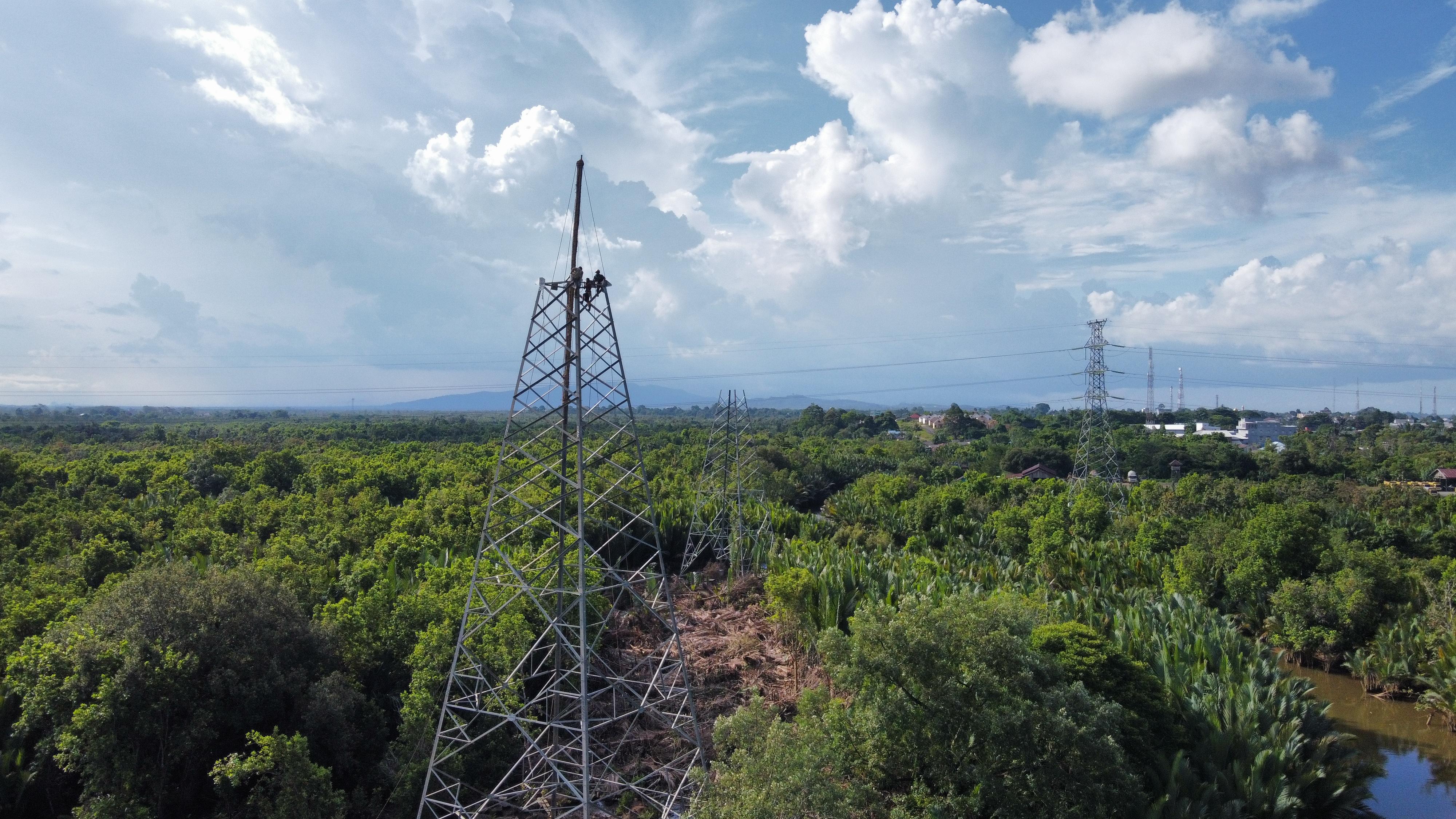 PRESISI: PLN memastikan pelaksanaan pekerjaan dilakukan secara presisi, mulai dari verifikasi posisi tower, pengukuran elevasi, hingga pengujian stabilitas struktur.