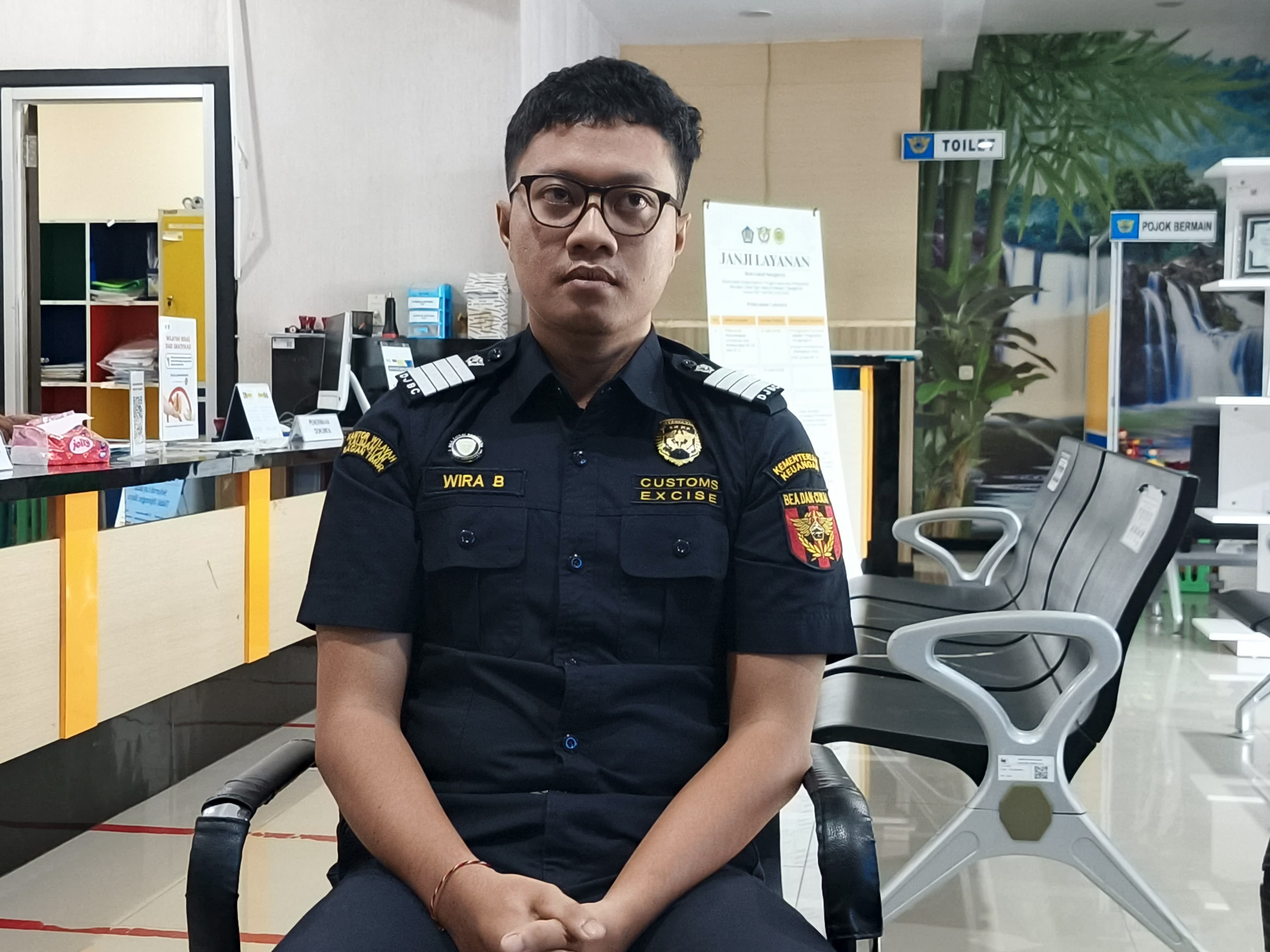 Pelaksana Pemeriksa Bea Cukai, Putu Wira.