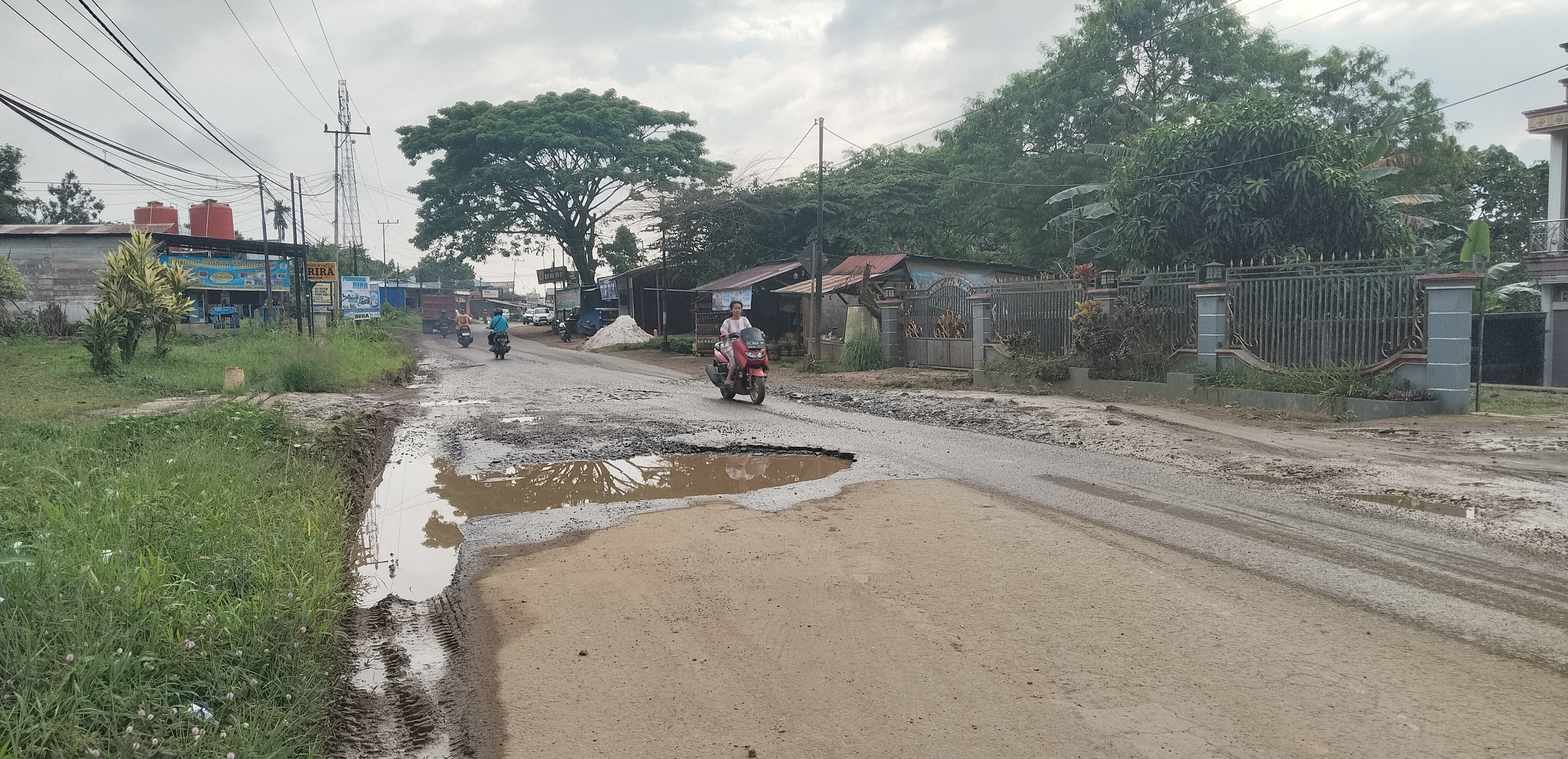KERUSAKAN: Kerusakan terparah dilaporkan terjadi di beberapa titik di kawasan ibu kota Kubar, mulai dari Kelurahan Simpang Raya, Kampung Sumber Sari, hingga sejumlah kampung di Kecamatan Sekolaq.
