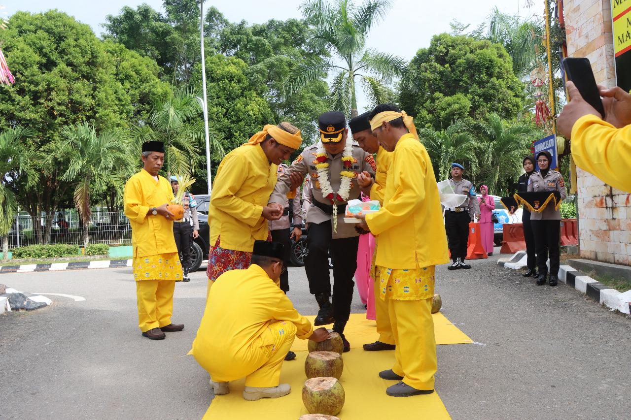 DISAMBUT: AKBP Fauzan Arianto disambut jajaran Polres Kutai Timur saat tiba di Mapolres Kutim untuk memulai tugas sebagai Kapolres baru, Jumat (11/7).