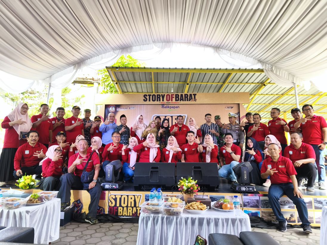 EVENT: Camat Balikpapan Barat Erwin (berdiri tengah) dan panitia Story of Barat mendampingi tamu undangan yang hadir memeriahkan pelaksanaan ekonomi kreatif tersebut.