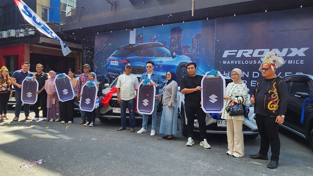 BERSEJARAH: Suzuki Indomobil Sales (SIS) bersama PT Samekarindo Indah secara resmi menyerahkan 10 unit Fronx kepada konsumen pertama di kaltim,  di Le Centro Club Sudirman Square, Sabtu (12/7).