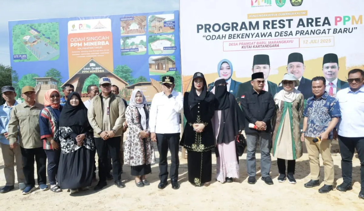 Gubernur Kaltim dan rombongan saat meninjau Rest Area PPM "Odah Bekenyawa" di Desa Prangat Baru, Dorong UMKM dan Pariwisata Berbasis Kearifan Lokal. (Foto: Pemprov Kaltim)