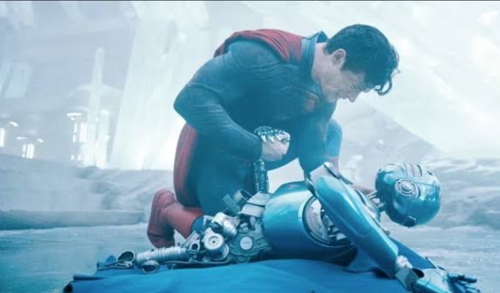 Superman menangis di samping robot rusak di Fortress of Solitude, momen emosional dari film Superman (2025). (Foto: Ist)