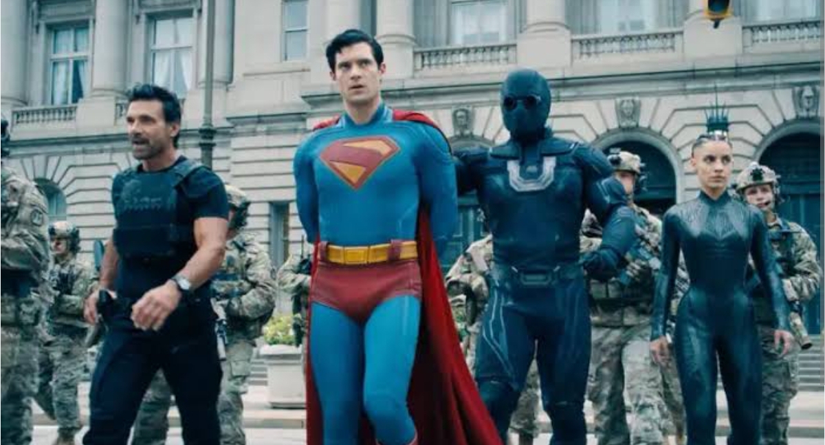 Superman digiring pasukan bersenjata bersama metahuman, salah satu adegan tegang dari film Superman (2025) garapan James Gunn. (FOTO: IST)