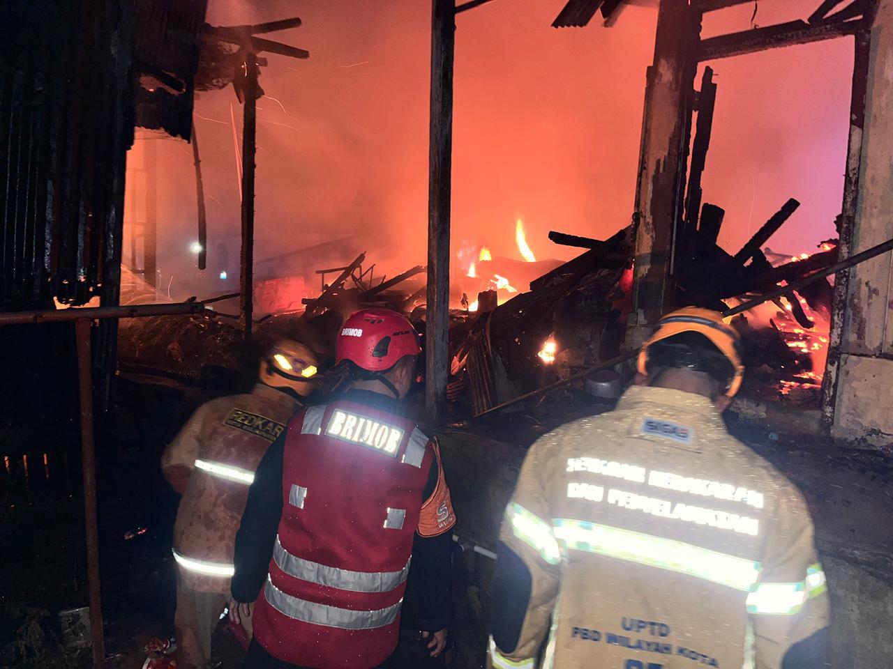 BERKOBAR: Kobaran api melalap bangunan rumah kayu di Balikpapan.