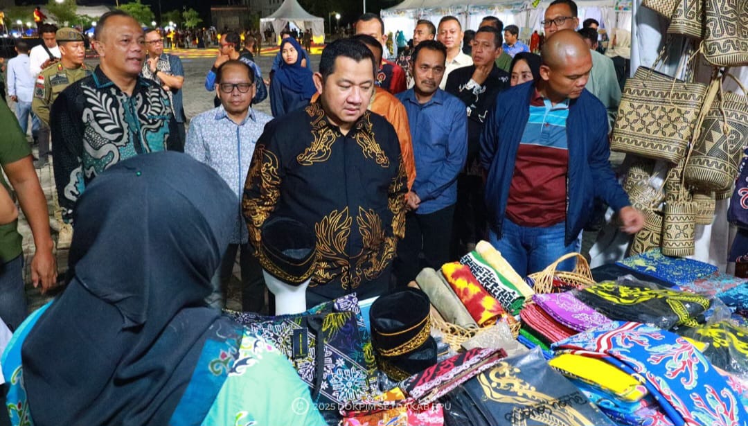 KERAJINAN: Bupati PPU, Mudyat Noor bersama jajaran Forkopimda meninjau produk Batik Bulau Sayang ketika PPU Fest III 2025.