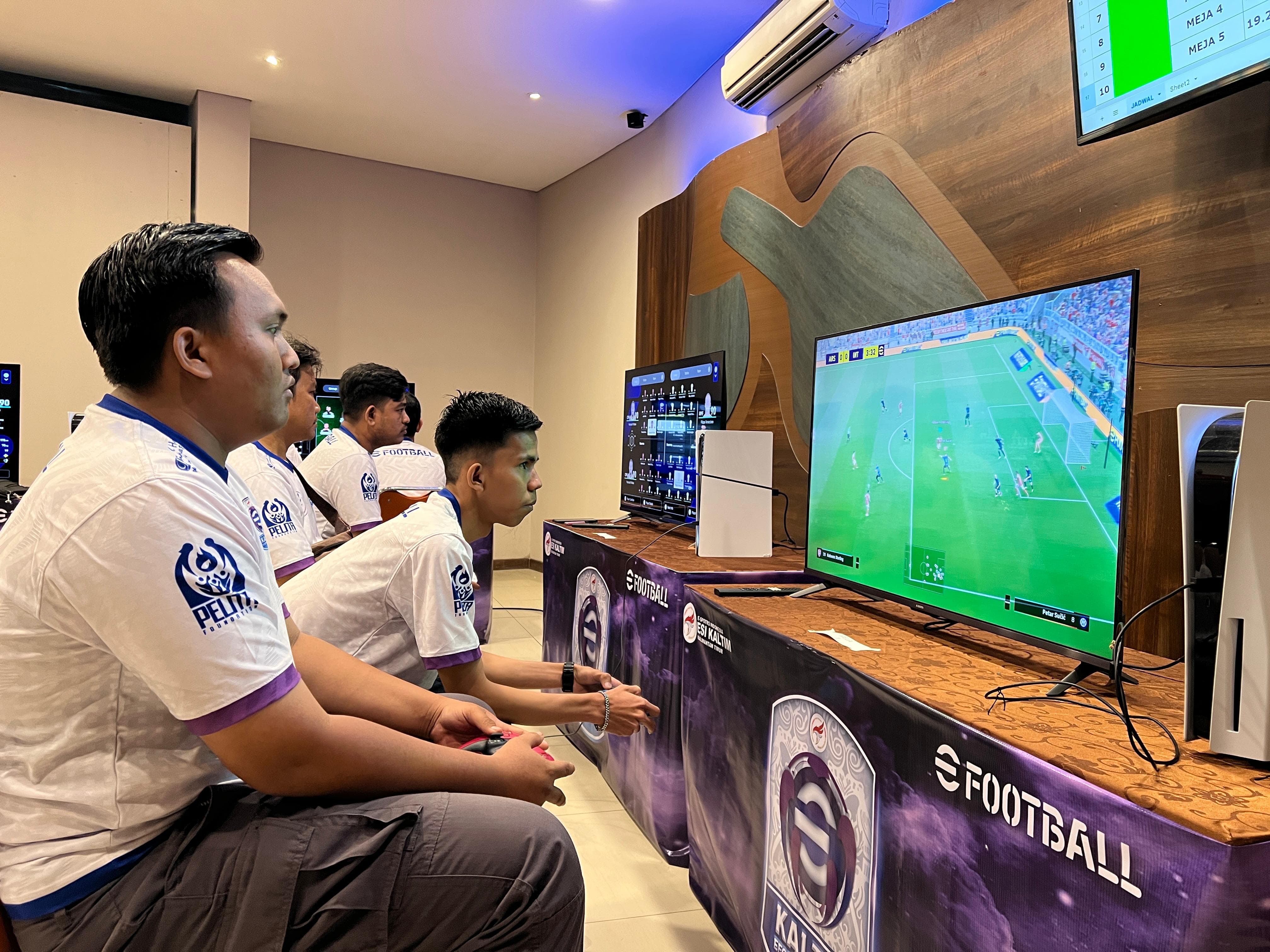 Peserta final Kaltim eFootball League garapan ESI Kaltim melakukan pertandingan babak penyisihan, Sabtu (12/7/2025).