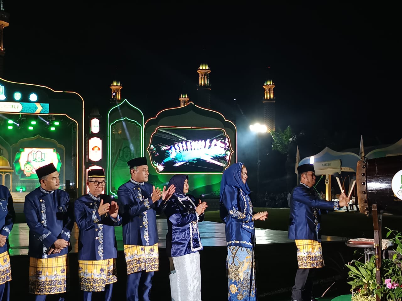 DIMULAI: Gubernur Kaltim Rudy Mas&rsquo;ud bersama Bupati Kutim Ardiansyah Sulaiman dan jajaran resmi membuka MTQ ke-XLV Kalimantan Timur, ditandai lewat pemukulan beduk.