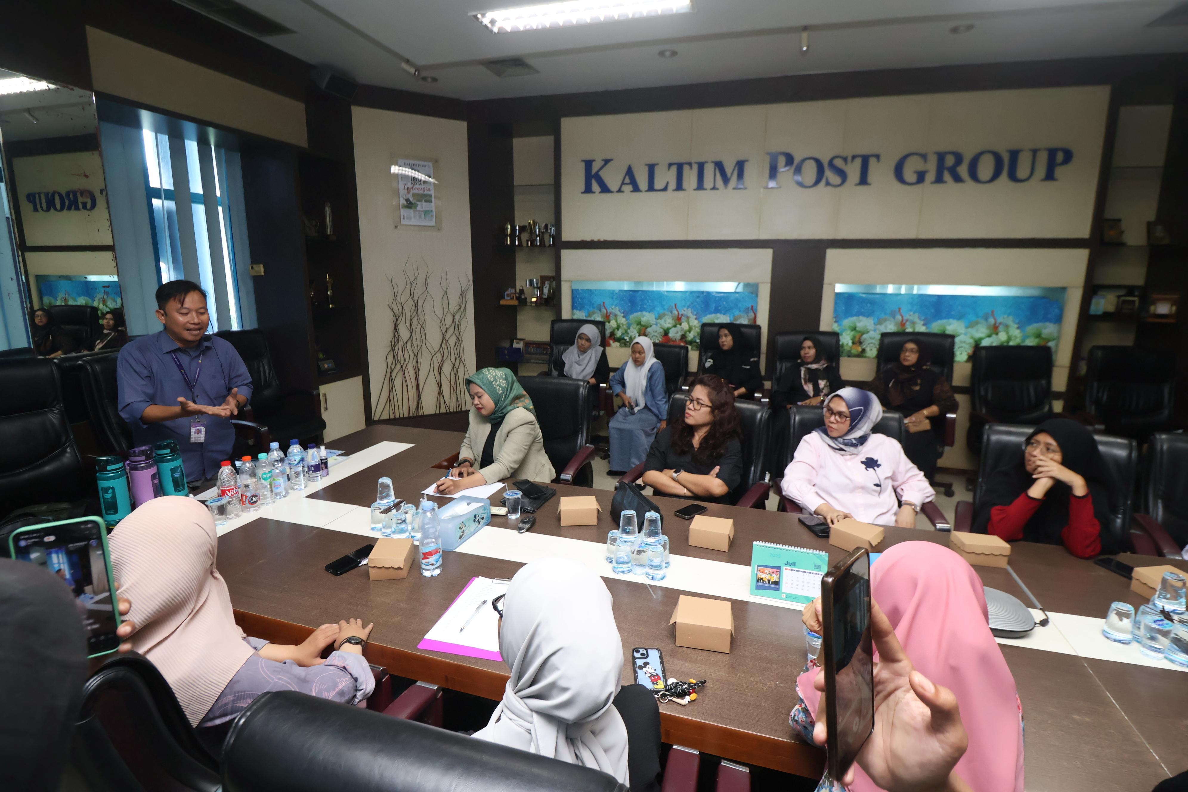 KESEHATAN: Nur Jayden, tim manajer CV Muamaz Putra Yusti Water mengedukasi karyawan Kaltim Post Group mengenai jenis air minum dan manfaat air akali.