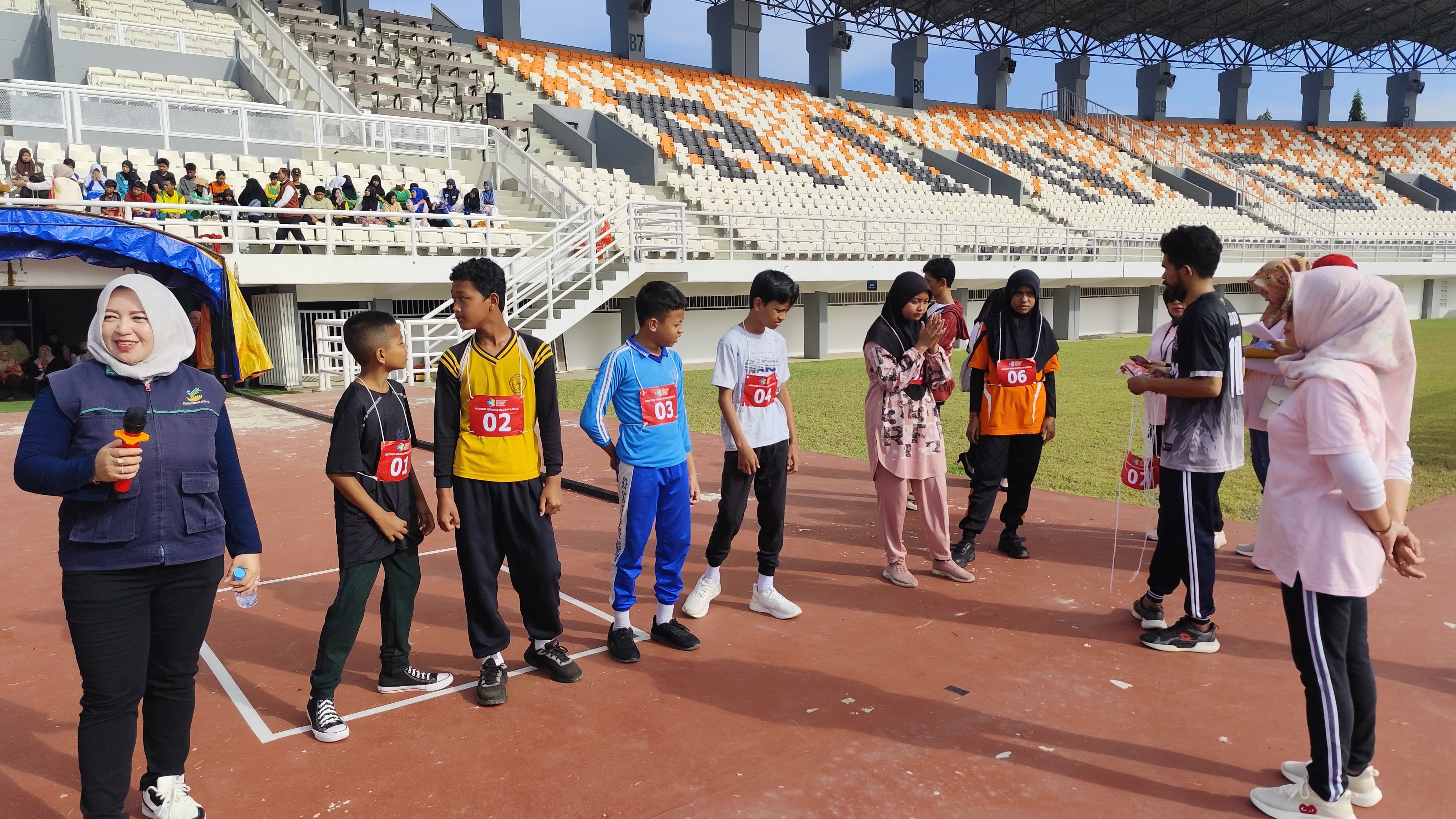 Beberapa siswa SR mengikuti kegiatan pemeriksaan kesehatan dan kesamaptan di Stadion Segiri Samarinda, Senin (14/7). (FOTO DENNY SAPUTRA/KP)