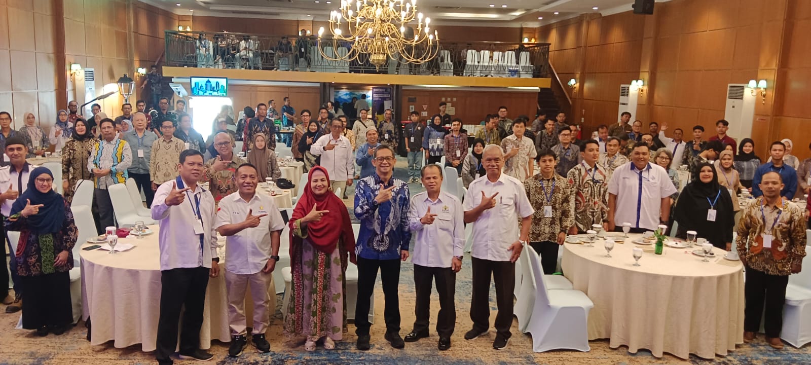 BERSAMA: Pengurus DPP Inkindo Kaltim bersama perwakilan DPN Inkindo pusat serta perwakilan Pemprov Kaltim dan peserta Fora 2025 berfoto bersama di Hotel Bumi Senyiur Samarinda.