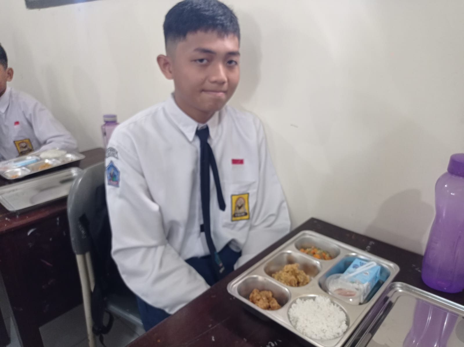 SANTAP BERSAMA: Pelajar di SMP 4 Bontang telah mendapatkan makanan bergizi gratis pasca diresmikannya dapur umum SPPG Bontang Barat I di wilayah Kanaan.