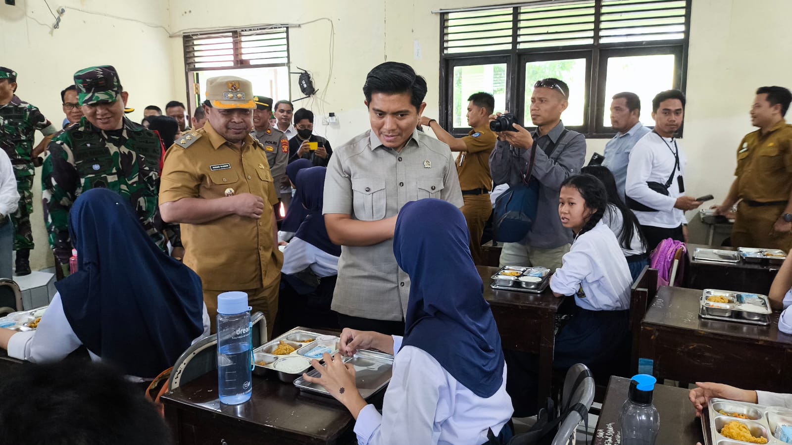 Ketua DPRD Bontang Andi Faiz ikut meninjau langusng pendistribusian makan bergizi gratis (MBG) di SMP 4. (ADIEL KUNDHARA/KP)