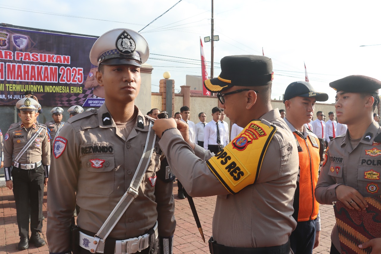 Kapolres Kutai Barat, AKBP Boney Wahyu Wicaksono saat menyematkan pita kepada petugas tandai operasi dimulai. (SUNARDI/KP)