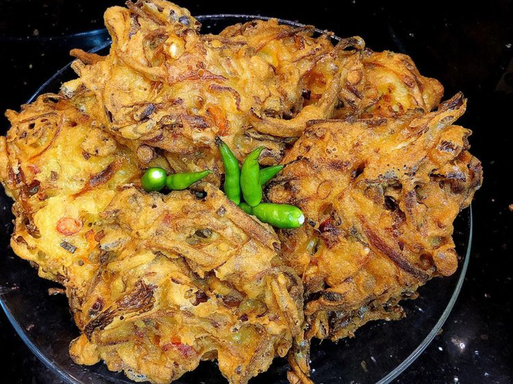 Bakwan sayur tetap bisa renyah dan gurih meski tanpa telur dan baking powder.