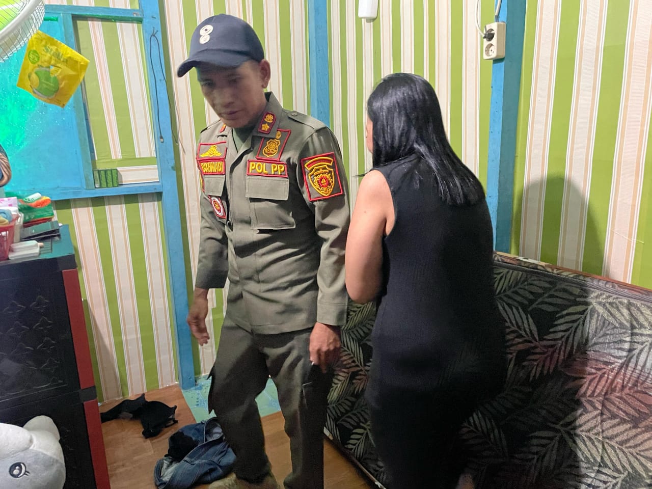 Petugas Satpol PP mendata dan menertibkan LC yang bekerja pada sejumlah THM. (Dokumen Satpol PP PPU).