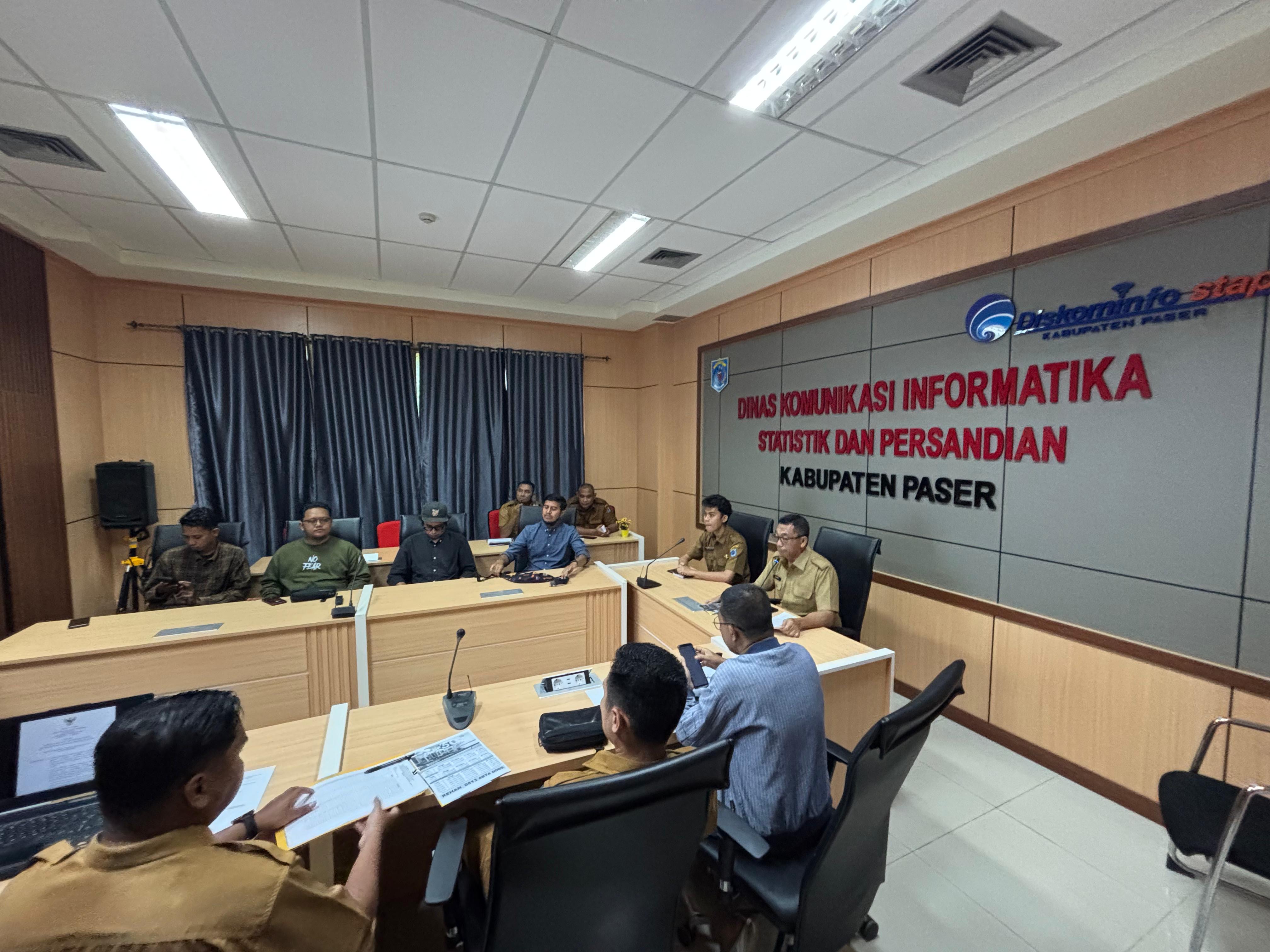 SINERGI: Diskominfostaper membahas draft perbup tentang pengelolaan media komunikasi publik di Pemkab Paser bersama perwakilan media, Selasa (15/7/2025).